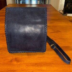 LEATHER NAVY BLUE CROSSBODY BAG ADJUSTABLE STRAP MULTIPLE STORAGE COMPARTMENTS💙